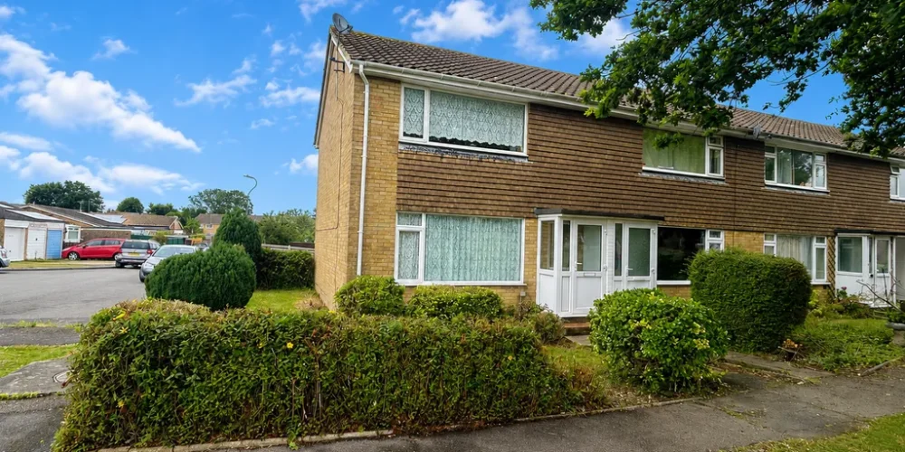 outside photograph of a 2 bed house rent acorn green hailsham