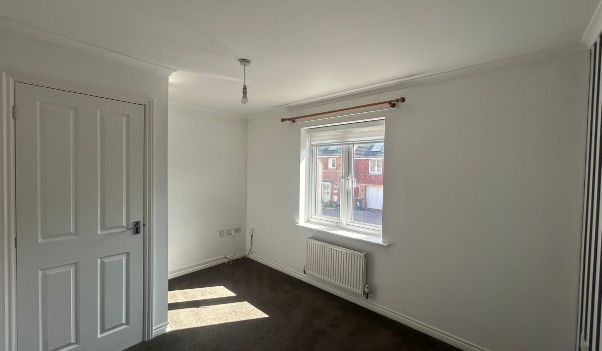 Unfurnished double bedroom with window and radiator